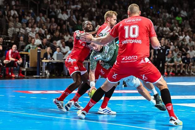21.09.2025, xlakx, Handball Daikin HBL, Fuechse Berlin - MT Melsungen v.l. Sadou Ntanzi (MT Melsungen), Ruben Marchan (MT Melsungen), Mijajlo Marsenic (Fuechse Berlin), Dainis Kristopans (MT Melsungen) Zweikampf, Duell, Kampf, tackle Berlin