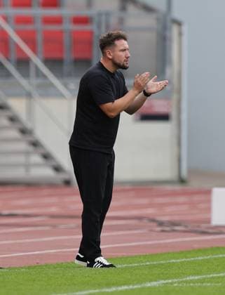 21.09.2025 - Fussball - Saison 2025 2026 - 1. Google Pixel Frauen Bundesliga - 03. Spieltag: 1. FC Nürnberg FCN ( Club Clubfrauen ) - Bayer 04 Leverkusen - Sportfoto Zink DaMa - xdaxma - Thomas Oostendorp ( Trainer 1. FC Nürnberg FCN ) applaudiert klatscht in die Hände