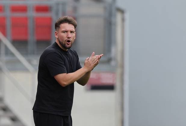 21.09.2025 - Fussball - Saison 2025 2026 - 1. Google Pixel Frauen Bundesliga - 03. Spieltag: 1. FC Nürnberg FCN ( Club Clubfrauen ) - Bayer 04 Leverkusen - Sportfoto Zink DaMa - xdaxma - Thomas Oostendorp ( Trainer 1. FC Nürnberg FCN ) zeigt an gestikuliert dirigiert gibt Anweisungen