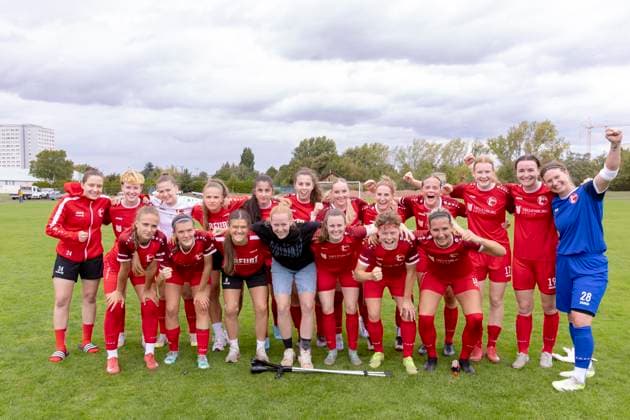 Regionalliga Nordost Frauen: 1. FFV Erfurt vs. 1. FC Union Berlin II; 21.09.2025 Siegerfoto 1. FFV Erfurt Regionalliga Nordost Frauen: 1. FFV Erfurt vs. 1. FC Union Berlin II; Sportforum Johannesplatz Erfurt; 21.09.2025 Copyright: xBEAUTIFULxSPORTS Duehringx