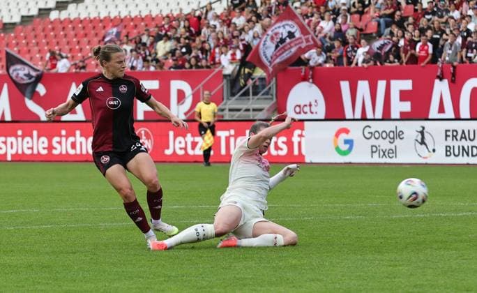 21.09.2025 - Fussball - Saison 2025 2026 - 1. Google Pixel Frauen Bundesliga - 03. Spieltag: 1. FC Nürnberg FCN ( Club Clubfrauen ) - Bayer 04 Leverkusen - Sportfoto Zink DaMa - xdaxma - Nastassja Lein (24, 1. FC Nürnberg FCN ) mit Torschuss