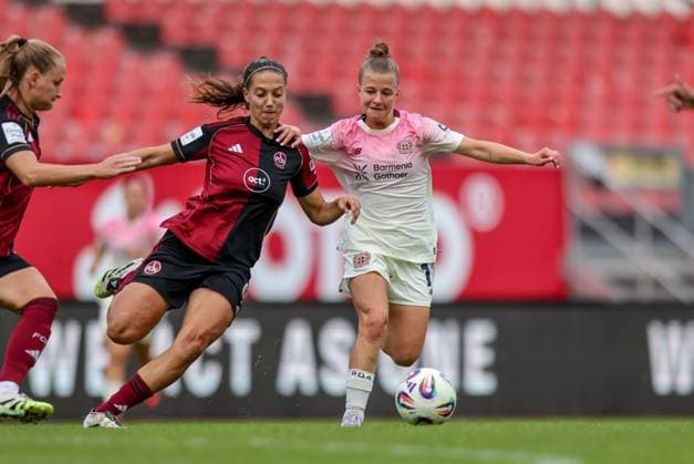 DEU, Nürnberg, FC Nürnberg vs Bayer Leverkusen, Google Pixel Bundesliga, DFB, Saison 2526, Max-Morlock-Stadion, 3. Spieltag, im Bild v.l.n.r: Laura Miller (Nürnberg 9), Kristin Kögel (Bayer Leverkusen 11) DFB DFL REGULATIONS PROHIBIT ANY USE OF PHOTOGRAPHS AS IMAGE SEQUENCES AND OR QUASI-VIDEO, 21.09.2025, Copyright: HMBxMedia HendrikxHamelau