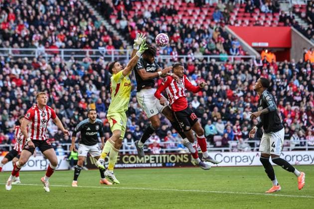 Premier League Sunderland v Aston Villa Emiliano Martinez of Aston Villa and Tyrone Mings of Aston Villa block Wilson Isidor of Sunderland from heading the ball during the Premier League match Sunderland vs Aston Villa at Stadium Of Light, Sunderland, United Kingdom, 20th September 2025 (Photo by Alfie Cosgrove News Images) Sunderland Stadium Of Light Tyne and Wear United Kingdom Copyright: xAlfiexCosgrove NewsxImagesx