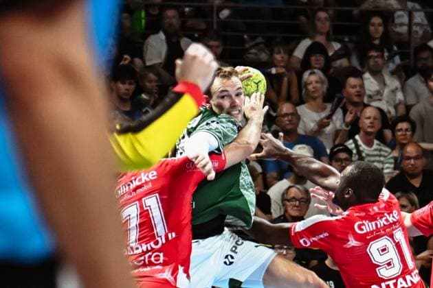 21.09.2025, xlakx, Handball Daikin HBL, Fuechse Berlin - MT Melsungen v.l. Mohamed Amine Darmoul (MT Melsungen), Mathias Gidsel (Fuechse Berlin), Sadou Ntanzi (MT Melsungen) setzt zum Sprungwurf an Berlin