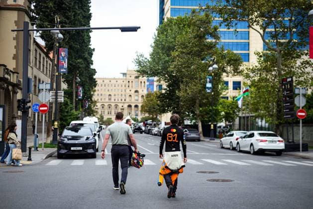 F1 - AZERBAIJAN GRAND PRIX 2025 PIASTRI Oscar (aus), McLaren F1 Team MCL39, portrait walking in the streets after his crash on the first lap during the 2025 Formula 1 Qatar Airways Azerbaijan Grand Prix, 17th round of the 2025 FIA Formula One World Championship, WM, Weltmeisterschaft from September 19 to 21, 2025 on the Baku City Circuit, in Baku, Azerbaijan - BakuAzerbaijan  Copyright: xFLORENTxGOODENx