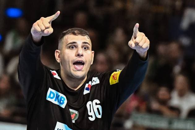 21.09.2025, xlakx, Handball Daikin HBL, Fuechse Berlin - MT Melsungen v.l. Dejan Milosavljev (Fuechse Berlin) gibt Anweisungen, gestikuliert mit den Armen, gesticulate, gives instructions Berlin