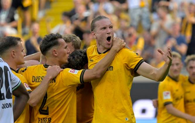 21.09.2025, 2. Bundesliga, Dynamo Dresden - Hannover 96, Dresdens Vinko Sapina, rechts, und Konrad Faber freuen sich über ein Dresdner Tor, (c) Dresden