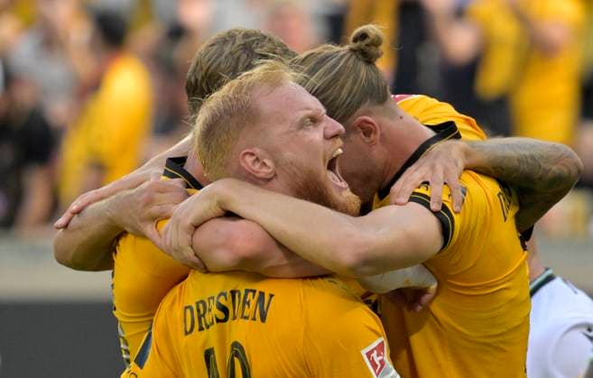 21.09.2025, 2. Bundesliga, Dynamo Dresden - Hannover 96, Dresdens Nils Fröling freut sich mit Mitspielern über sein Tor, (c) Dresden