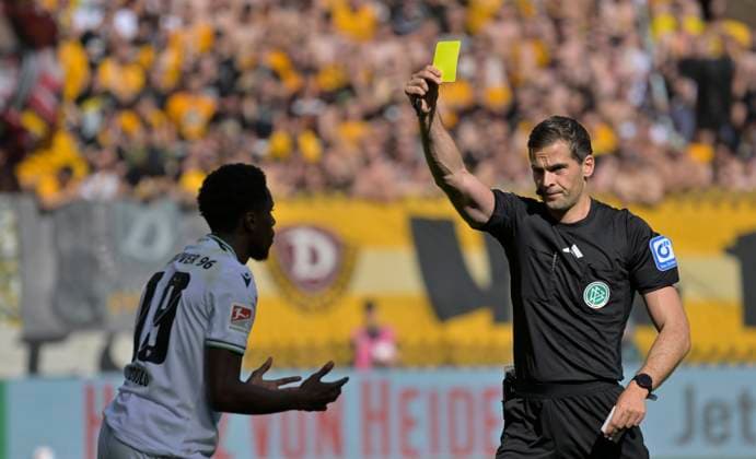 21.09.2025, 2. Bundesliga, Dynamo Dresden - Hannover 96, Hannovers Williams Kokolo bekommt Gelb von Schiri Max Burda, (c) Dresden