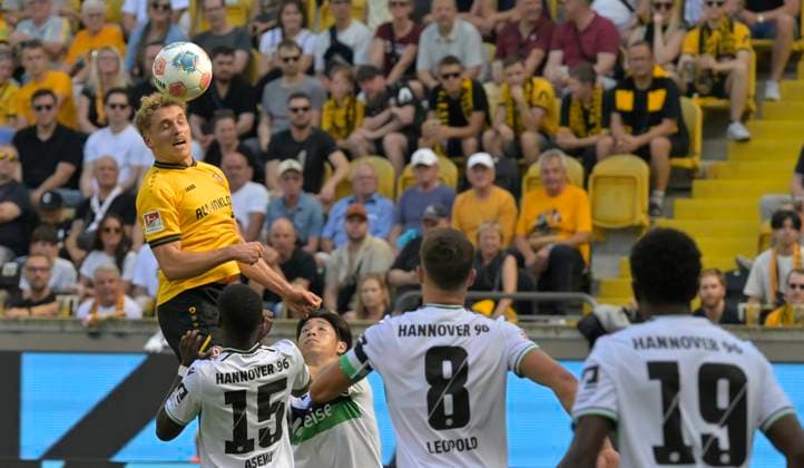 21.09.2025, 2. Bundesliga, Dynamo Dresden - Hannover 96, Dresdens Luca Herrmann beim Kopfball, (c) Dresden
