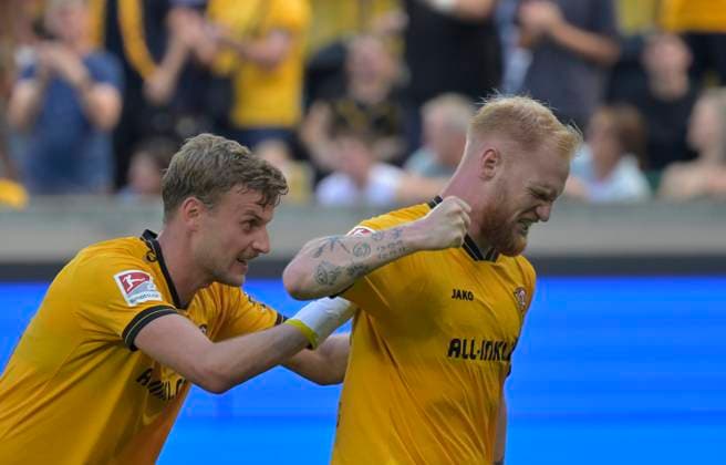 21.09.2025, 2. Bundesliga, Dynamo Dresden - Hannover 96, Dresdens Nils Fröling freut sich mit Christopf Daferner über sein Tor, (c) Dresden