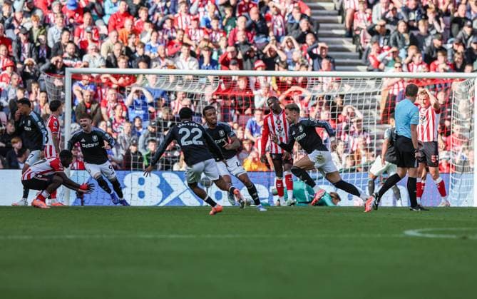 Sunderland, England, 21st September 2025. Matty Cash of Aston Villa celebrates scoring during the Sunderland vs Aston Villa Premier League match at the Stadium Of Light, Sunderland. Picture credit should read: Nigel Roddis Sportimage EDITORIAL USE ONLY. No use with unauthorised audio, video, data, fixture lists, club league logos or live services. Online in-match use limited to 120 images, no video emulation. No use in betting, games or single club league player publications. SPI_023_NR_NEWC_ASTO SPI-4153-0022