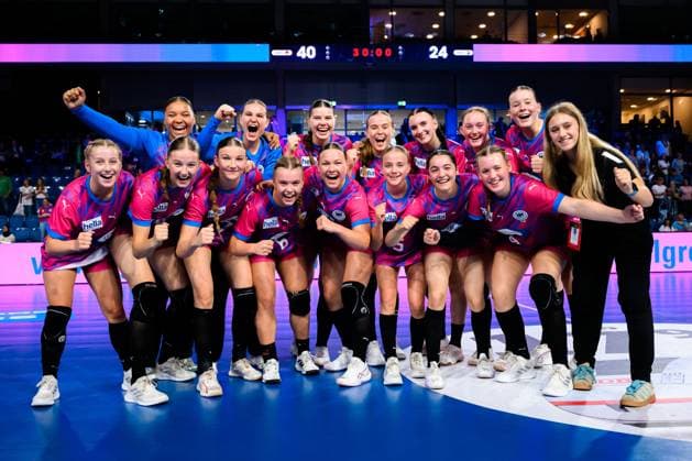 Krefeld: Handball wU18 Laenderspiel - Deutschland - Niederlande Schlussjubel Schlußjubel Emotion Freude Team Deutschland U18 Krefeld Yala Arena Deutschland