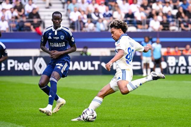 FOOTBALL : Paris FC vs Strasbourg - Ligue 1 - 21 09 2025 Felix Lemarechal ( 80 - Strasbourg ) and Moustapha MBOW ( 5 - PFC ) during the Ligue 1 match between Paris FC and RC Strasbourg Alsace at Stade Jean Bouin on September 21, 2025 in Paris, France. ( Photo by Federico Pestellini PsnewZ ) - ParisFrance  Copyright: xFedericoxPestellinix