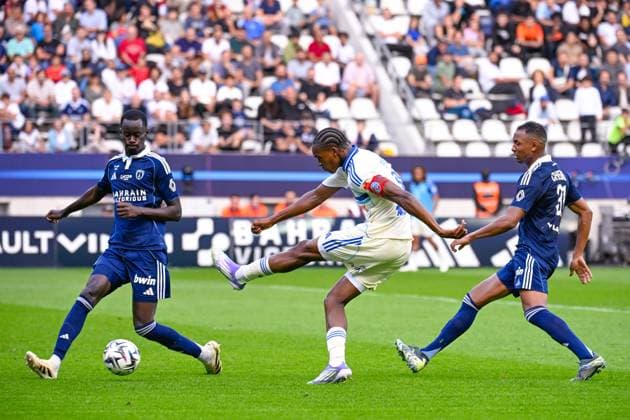 FOOTBALL : Paris FC vs Strasbourg - Ligue 1 - 21 09 2025 Emanuel EMEGHA ( 10 - Strasbourg ) and Moustapha MBOW ( 5 - PFC ) during the Ligue 1 match between Paris FC and RC Strasbourg Alsace at Stade Jean Bouin on September 21, 2025 in Paris, France. ( Photo by Federico Pestellini PsnewZ ) - ParisFrance  Copyright: xFedericoxPestellinix