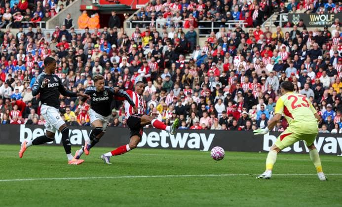 Sunderland, England, 21st September 2025. Wilson Isidor (C) of Sunderland shoots to score during the Sunderland vs Aston Villa Premier League match at the Stadium Of Light, Sunderland. Picture credit should read: Nigel Roddis Sportimage EDITORIAL USE ONLY. No use with unauthorised audio, video, data, fixture lists, club league logos or live services. Online in-match use limited to 120 images, no video emulation. No use in betting, games or single club league player publications. SPI_026_NR_NEWC_ASTO SPI-4153-0025