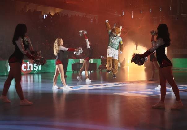 GER HBL Saison 2025 2026 FÜCHSE Berlin vs MT Melsungen, 21.09.25, Max-Schmeling-Halle, Berlin, Einlaufzeremonie, Maskottchen, FUCHSI, Dance Deluxe, Cheerleader