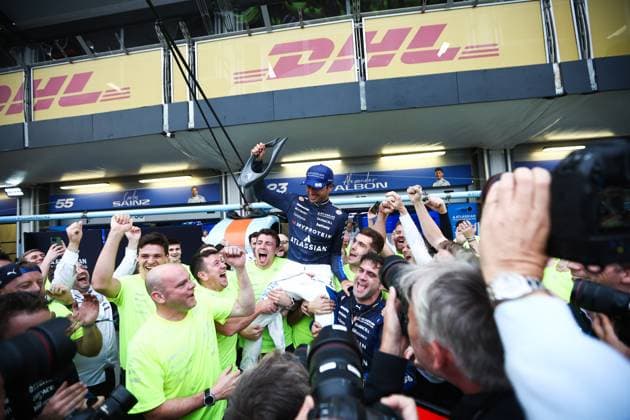 F1 - AZERBAIJAN GRAND PRIX 2025 SAINZ Carlos (spa), Williams Racing FW47, portrait celebration during the 2025 Formula 1 Qatar Airways Azerbaijan Grand Prix, 17th round of the 2025 FIA Formula One World Championship, WM, Weltmeisterschaft from September 19 to 21, 2025 on the Baku City Circuit, in Baku, Azerbaijan - BakuAzerbaijan  Copyright: xEricxAlonsox
