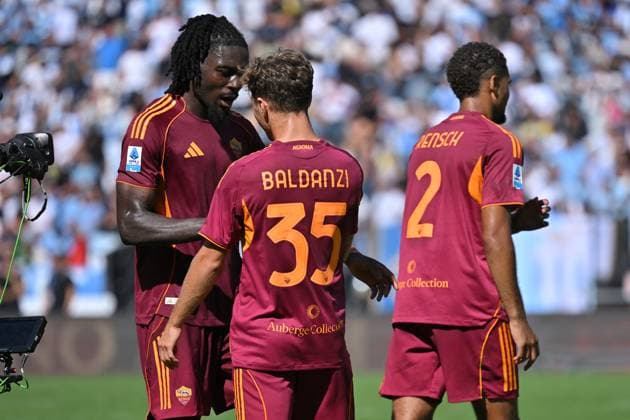 Soccer, serie A Enilive match, SS Lazio v AS Roma Roma playerÕs celebrating the victory at the end of the match during the serie A Enilive match between SS Lazio v Roma at olimpico stadium in Rome September 21st, 2025 Imago-Images Emmefoto Copyright: xImago-Images Emmefotox
