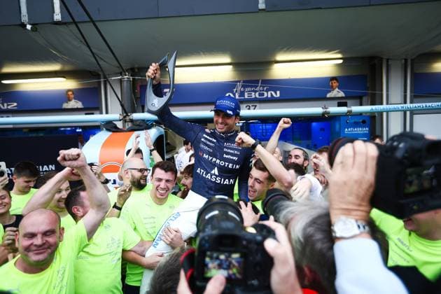 F1 - AZERBAIJAN GRAND PRIX 2025 SAINZ Carlos (spa), Williams Racing FW47, portrait celebration during the 2025 Formula 1 Qatar Airways Azerbaijan Grand Prix, 17th round of the 2025 FIA Formula One World Championship, WM, Weltmeisterschaft from September 19 to 21, 2025 on the Baku City Circuit, in Baku, Azerbaijan - BakuAzerbaijan  Copyright: xEricxAlonsox