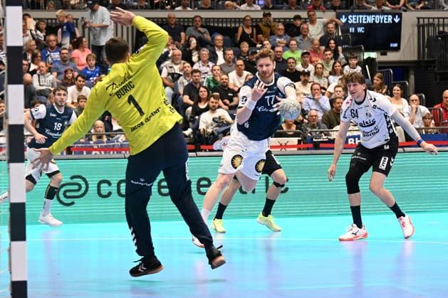 DAIKIN 1.Handball - Bundesliga - 25 26 - 5. Spieltag: Bergischer HC - SG Flensburg-Handewitt am 21.09.2025 in der Mitsubishi Electric Halle in Düsseldorf Johannes Wasielewski ( 77 Bergischer HC) erfolgreich am Kreis gegen Torhüter Benjamin BuriÄ‡ ( 1 SG Flensburg-Handewitt)