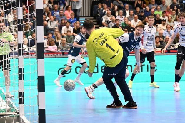 DAIKIN 1.Handball - Bundesliga - 25 26 - 5. Spieltag: Bergischer HC - SG Flensburg-Handewitt am 21.09.2025 in der Mitsubishi Electric Halle in Düsseldorf Johannes Wasielewski ( 77 Bergischer HC) erfolgreich am Kreis gegen Torhüter Benjamin BuriÄ‡ ( 1 SG Flensburg-Handewitt)
