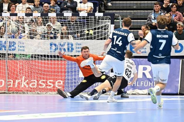 DAIKIN 1.Handball - Bundesliga - 25 26 - 5. Spieltag: Bergischer HC - SG Flensburg-Handewitt am 21.09.2025 in der Mitsubishi Electric Halle in Düsseldorf Domen Novak ( 63 SG Flensburg-Handewitt) erfolgreich gegen Torhüter Lukas Diedrich ( 16 Bergischer HC)