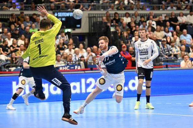 DAIKIN 1.Handball - Bundesliga - 25 26 - 5. Spieltag: Bergischer HC - SG Flensburg-Handewitt am 21.09.2025 in der Mitsubishi Electric Halle in Düsseldorf Johannes Wasielewski ( 77 Bergischer HC) überwindet Torhüter Benjamin BuriÄ‡ ( 1 SG Flensburg-Handewitt)