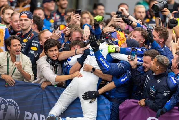 Formula 1 Qatar Airways Azerbaijan Grand Prix 2025 Romain MATHON OVERTAKE MAXPPP - Baku 21 09 2025 55 SAINZ Carlos (esp), Atlassian Williams Racing, celebrating his 2nd place on sunday at the Formula 1 Qatar Airways Azerbaijan Grand Prix 2025, the 17th round of the 2025 FIA Formula 1 World Championship, WM, Weltmeisterschaft at the Baku City Circuit in Baku, Azerbaijan, from 18 to 21 September 2025 Baku Baku City Circuit Azerbaijan  Copyright: xOVERTAKE MAXPPPxRomainxMATHONx OVT202509216327 OVT202509216327
