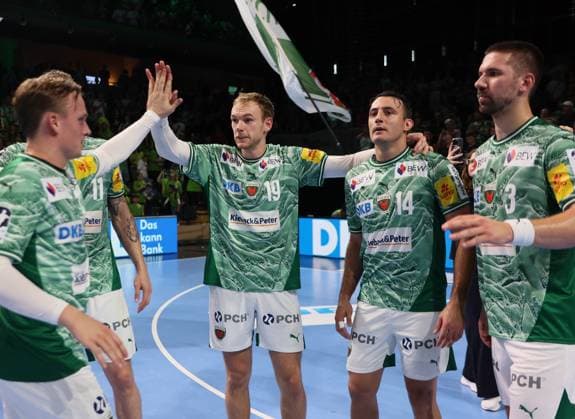 GER HBL Saison 2025 2026 FÜCHSE Berlin vs MT Melsungen, 21.09.25, Max-Schmeling-Halle, Berlin, Abklatschen nach dem Spiel, Tobias GRÖNDAHL (Füchse Berlin 15), Mathias GIDSEL (Füchse Berlin 19), Aitor ARINO (Füchse Berlin 14), Fabian WIEDE (Füchse Berlin 3)