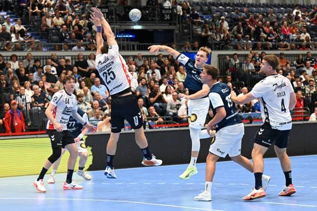 DAIKIN 1.Handball - Bundesliga - 25 26 - 5. Spieltag: Bergischer HC - SG Flensburg-Handewitt am 21.09.2025 in der Mitsubishi Electric Halle in Düsseldorf Sprungwurf von Nico Schöttle ( 8 Bergischer HC) über Lukas Jorgensen ( 25 SG Flensburg-Handewitt)