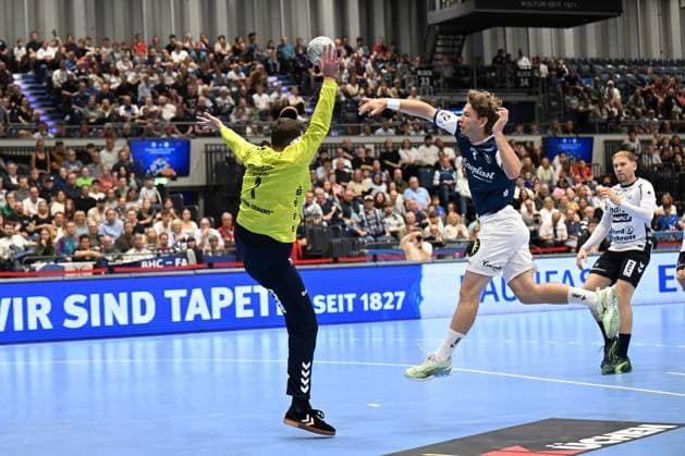 DAIKIN 1.Handball - Bundesliga - 25 26 - 5. Spieltag: Bergischer HC - SG Flensburg-Handewitt am 21.09.2025 in der Mitsubishi Electric Halle in Düsseldorf Lukas Becher ( 77 Bergischer HC) überwindet Torhüter Benjamin BuriÄ‡ ( 1 SG Flensburg-Handewitt)