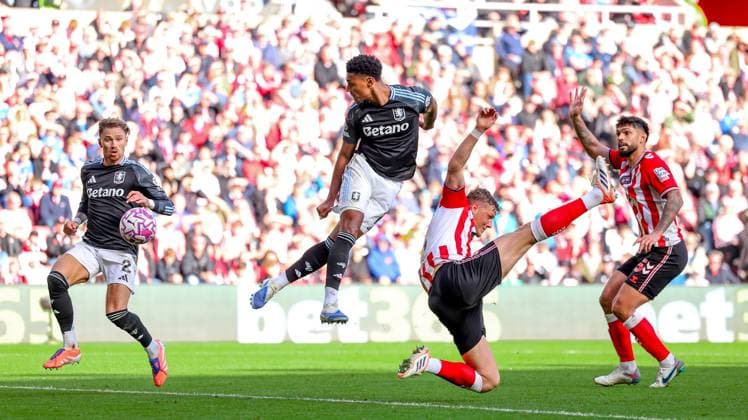 Sunderland v Aston Villa Premier League 21 09 2025. Aston Villa forward Ollie Watkins (11) misses a free header from six yards out during the Premier League match between Sunderland and Aston Villa at the Stadium Of Light, Sunderland, England on 21 September 2025. Editorial use only DataCo restrictions apply See www.football-dataco.com , Copyright: xSimonxDaviesx PSI-22884-0050