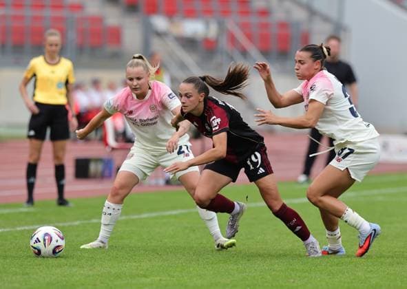 21.09.2025 - Fussball - Saison 2025 2026 - 1. Google Pixel Frauen Bundesliga - 03. Spieltag: 1. FC Nürnberg FCN ( Club Clubfrauen ) - Bayer 04 Leverkusen - Sportfoto Zink DaMa - xdaxma - Vanessa Fudalla (21, Bayer 04 Leverkusen ) Sanja Homann (19, 1. FC Nürnberg FCN ) Carlotta Wamser (37, Bayer 04 Leverkusen )
