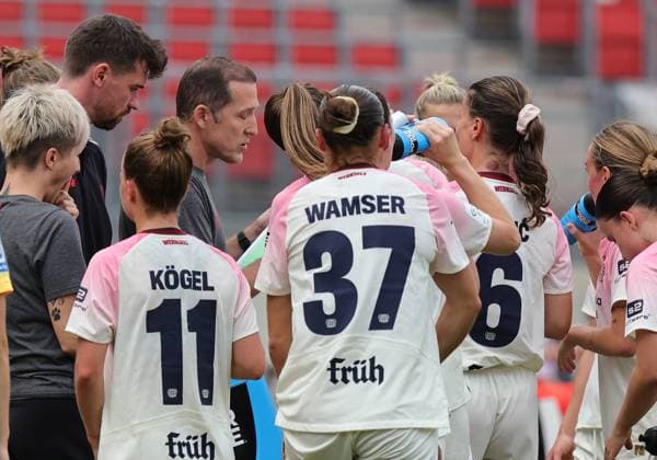 21.09.2025 - Fussball - Saison 2025 2026 - 1. Google Pixel Frauen Bundesliga - 03. Spieltag: 1. FC Nürnberg FCN ( Club Clubfrauen ) - Bayer 04 Leverkusen - Sportfoto Zink DaMa - xdaxma - Roberto Pätzold Paetzold ( Trainer Bayer 04 Leverkusen ) gibt Anweisungen an Mannschaft Team