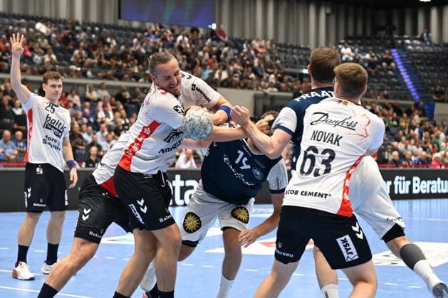 DAIKIN 1.Handball - Bundesliga - 25 26 - 5. Spieltag: Bergischer HC - SG Flensburg-Handewitt am 21.09.2025 in der Mitsubishi Electric Halle in Düsseldorf Kent Robin Tonnesen ( 23 SG Flensburg-Handewitt) und Domen Novak ( 63 SG Flensburg-Handewitt) stoppen Tomas Babak ( 19 Bergischer HC)