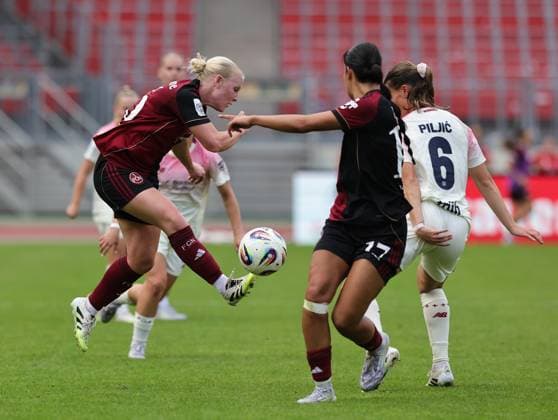 21.09.2025 - Fussball - Saison 2025 2026 - 1. Google Pixel Frauen Bundesliga - 03. Spieltag: 1. FC Nürnberg FCN ( Club Clubfrauen ) - Bayer 04 Leverkusen - Sportfoto Zink DaMa - xdaxma - Aleigh Gambone (16, 1. FC Nürnberg FCN ) Selma Licina (17, 1. FC Nürnberg FCN ) Katharina Piljic (6, Bayer 04 Leverkusen )