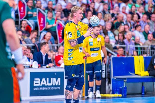 Edwin Aspenbäck (Rhein-Neckar Löwen, Nr. 78) (v.l.), TSV Hannover-Burgdorf (grün) gegen Rhein-Neckar Löwen (gelb) am 5. Spieltag der Saison 2025 2026 in der DAIKIN Handball-Bundesliga (21.09.2025, ZAG Arena (Hannover, GER), Copyright: xJanxGuentherx xTSVxHannover-Burgdorfx