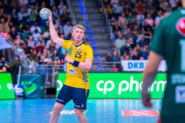 Haukur Thrastarson (Rhein-Neckar Löwen, Nr. 25) (v.l.), TSV Hannover-Burgdorf (grün) gegen Rhein-Neckar Löwen (gelb) am 5. Spieltag der Saison 2025 2026 in der DAIKIN Handball-Bundesliga (21.09.2025, ZAG Arena (Hannover, GER), Copyright: xJanxGuentherx xTSVxHannover-Burgdorfx