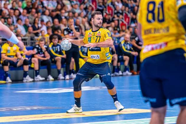 Dani Baijens (Rhein-Neckar Löwen, Nr. 77) (v.l.), TSV Hannover-Burgdorf (grün) gegen Rhein-Neckar Löwen (gelb) am 5. Spieltag der Saison 2025 2026 in der DAIKIN Handball-Bundesliga (21.09.2025, ZAG Arena (Hannover, GER), Copyright: xJanxGuentherx xTSVxHannover-Burgdorfx