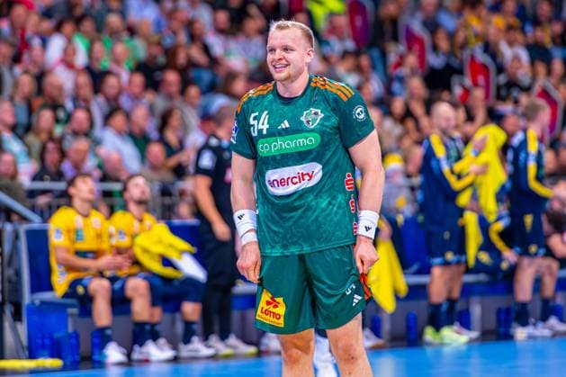 Justus Fischer (TSV Hannover-Burgdorf, Nr. 54) (v.l.), TSV Hannover-Burgdorf (grün) gegen Rhein-Neckar Löwen (gelb) am 5. Spieltag der Saison 2025 2026 in der DAIKIN Handball-Bundesliga (21.09.2025, ZAG Arena (Hannover, GER), Copyright: xJanxGuentherx xTSVxHannover-Burgdorfx