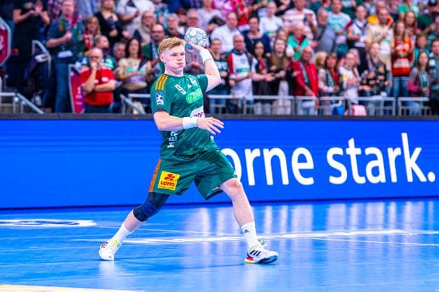 Vilhelm Poulsen (TSV Hannover-Burgdorf, Nr. 9) (v.l.), TSV Hannover-Burgdorf (grün) gegen Rhein-Neckar Löwen (gelb) am 5. Spieltag der Saison 2025 2026 in der DAIKIN Handball-Bundesliga (21.09.2025, ZAG Arena (Hannover, GER), Copyright: xJanxGuentherx xTSVxHannover-Burgdorfx