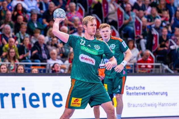 Marian Michalczik (TSV Hannover-Burgdorf, Nr. 22) (v.l.), TSV Hannover-Burgdorf (grün) gegen Rhein-Neckar Löwen (gelb) am 5. Spieltag der Saison 2025 2026 in der DAIKIN Handball-Bundesliga (21.09.2025, ZAG Arena (Hannover, GER), Copyright: xJanxGuentherx xTSVxHannover-Burgdorfx