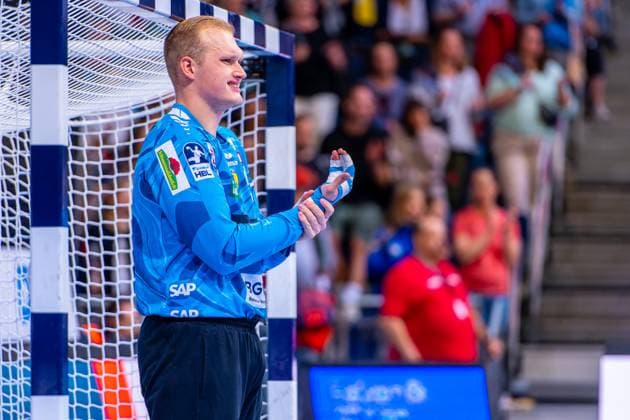 David Späth (Rhein-Neckar Löwen, Nr. 29) (v.l.), TSV Hannover-Burgdorf (grün) gegen Rhein-Neckar Löwen (gelb) am 5. Spieltag der Saison 2025 2026 in der DAIKIN Handball-Bundesliga (21.09.2025, ZAG Arena (Hannover, GER), Copyright: xJanxGuentherx xTSVxHannover-Burgdorfx