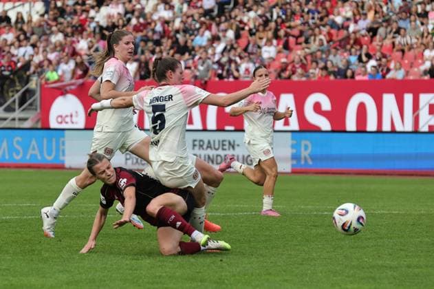 21.09.2025 - Fussball - Saison 2025 2026 - 1. Google Pixel Frauen Bundesliga - 03. Spieltag: 1. FC Nürnberg FCN ( Club Clubfrauen ) - Bayer 04 Leverkusen - Sportfoto Zink DaMa - xdaxma - Nastassja Lein (24, 1. FC Nürnberg FCN ) Claudia Wenger (5, Bayer 04 Leverkusen )