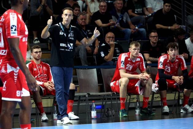 DEU, DHB, 1.HBL, Fuechse Berlin vs. Melsungen, 21.09.2025, Max-Schmeling-Halle, Berlin, DEU, DHB, 1.HBL, Fuechse Berlin vs. Melsungen, im Bild Cheftrainer Roberto Garcia Parrondo (MT Melsungen)