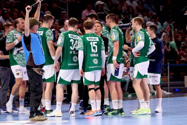 DEU, DHB, 1.HBL, Fuechse Berlin vs. Melsungen, 21.09.2025, Max-Schmeling-Halle, Berlin, DEU, DHB, 1.HBL, Fuechse Berlin vs. Melsungen, im Bild Cheftrainer Nicolej Krickau (Fuechse Berlin), Fuechse-Spielerkreis