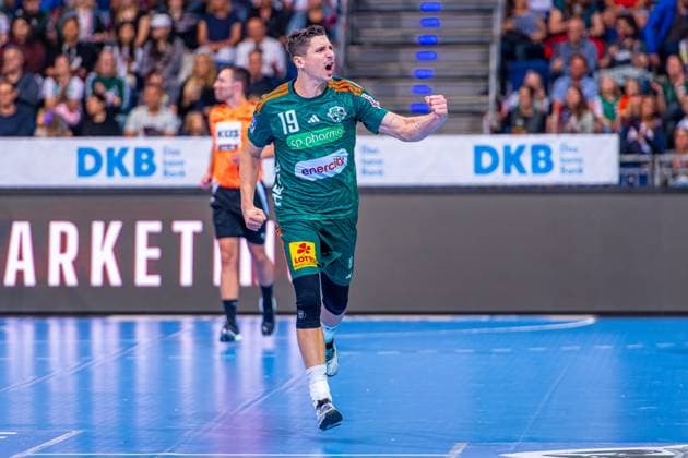 Marius Steinhauser (TSV Hannover-Burgdorf, Nr. 19) (v.l.), TSV Hannover-Burgdorf (grün) gegen Rhein-Neckar Löwen (gelb) am 5. Spieltag der Saison 2025 2026 in der DAIKIN Handball-Bundesliga (21.09.2025, ZAG Arena (Hannover, GER), Copyright: xJanxGuentherx xTSVxHannover-Burgdorfx