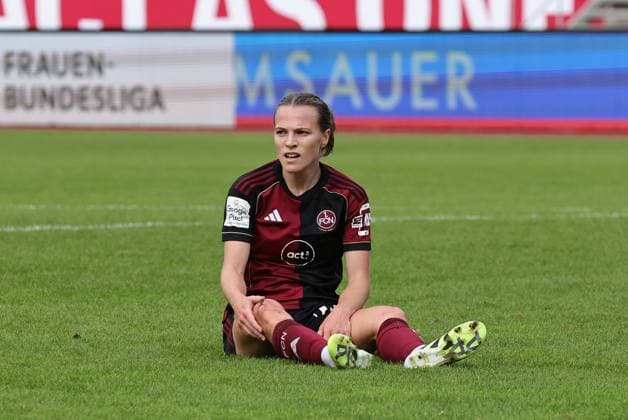 21.09.2025 - Fussball - Saison 2025 2026 - 1. Google Pixel Frauen Bundesliga - 03. Spieltag: 1. FC Nürnberg FCN ( Club Clubfrauen ) - Bayer 04 Leverkusen - Sportfoto Zink DaMa - xdaxma - Nastassja Lein (24, 1. FC Nürnberg FCN ) enttäuscht Enttäuschung am Boden