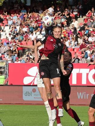 21.09.2025 - Fussball - Saison 2025 2026 - 1. Google Pixel Frauen Bundesliga - 03. Spieltag: 1. FC Nürnberg FCN ( Club Clubfrauen ) - Bayer 04 Leverkusen - Sportfoto Zink DaMa - xdaxma - Oliwia Wos (15, 1. FC Nürnberg FCN ) mit Kopfball